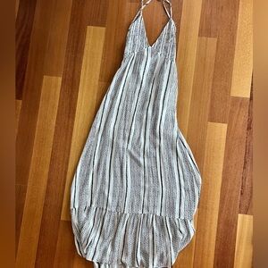 Cute summer dress. Long and the back ties into a bow
